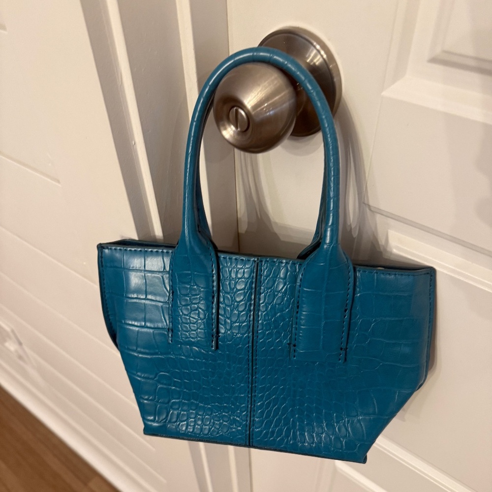 Faux leather croc print handbag w/ crossbody strap